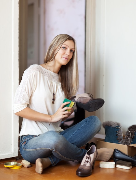 La mujer limpia los zapatos