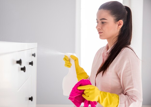 Mujer limpiando su casa