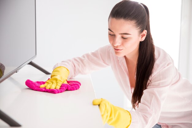 Mujer limpiando su casa