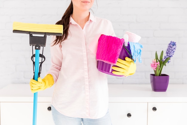 Foto gratuita mujer limpiando su casa