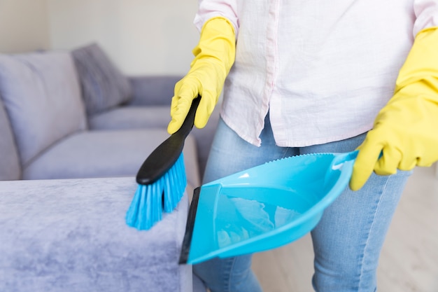 Mujer limpiando su casa