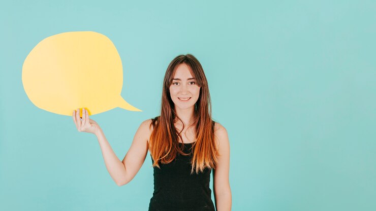 Foto gratuito mujer linda con burbuja de habla