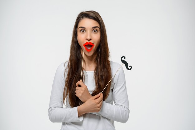 Mujer linda divertida con bigote y labios falsos