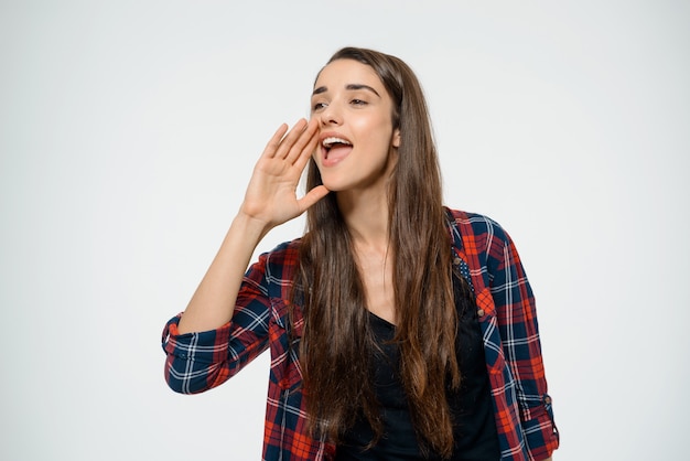 mujer llamando a alguien, gritando a distancia