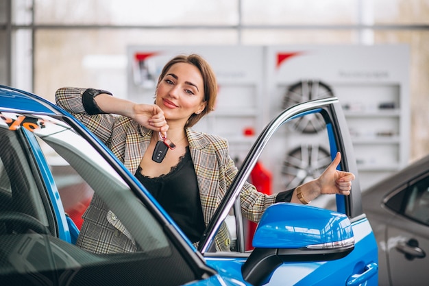 Foto gratuita mujer con llaves junto al coche.