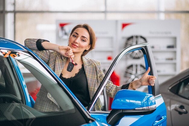 Mujer con llaves junto al coche.