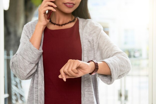 La mujer llega tarde a una reunión