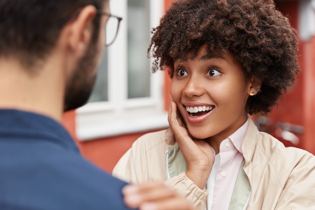 Foto gratuita mujer llena de alegría recibe noticias agradables inesperadas