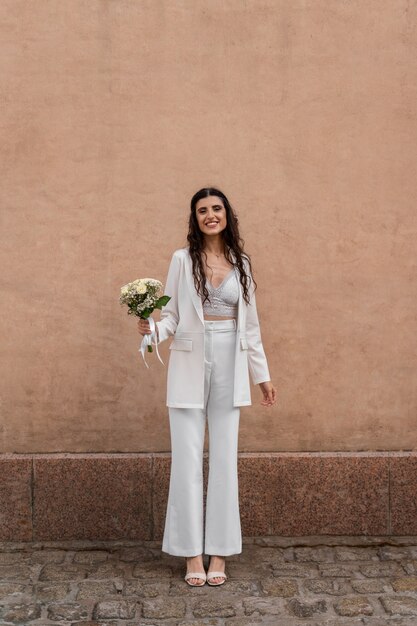 Mujer llena lista para casarse