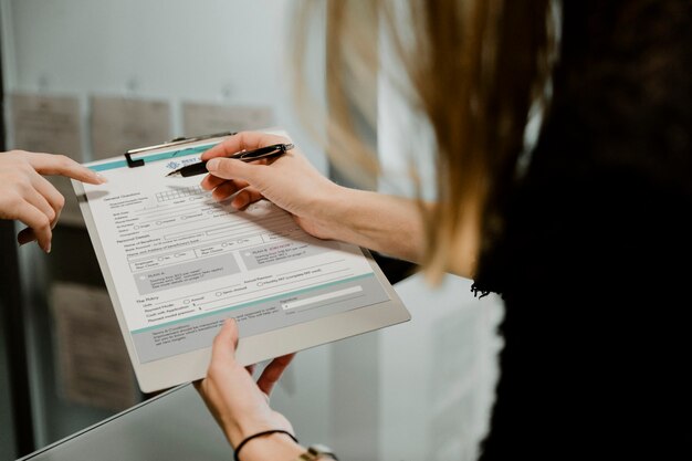 Mujer llenando un formulario