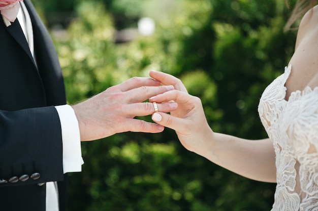 Una mujer lleva un anillo de bodas para su marido.