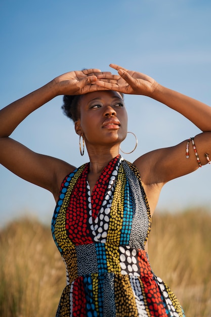 Foto gratuita mujer, llevando, africano, nativo, atuendo