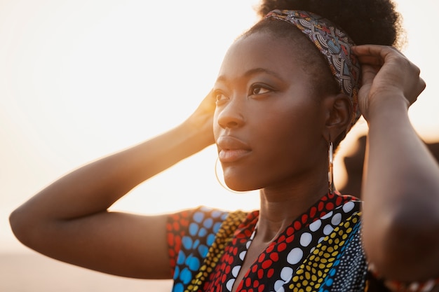 Foto gratuita mujer, llevando, africano, nativo, atuendo