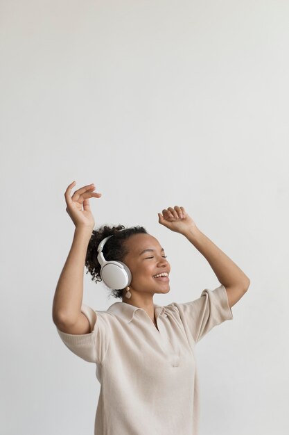 Mujer, llevando, auriculares, plano medio