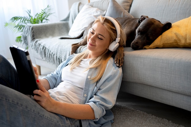 Mujer, llevando, auriculares, plano medio