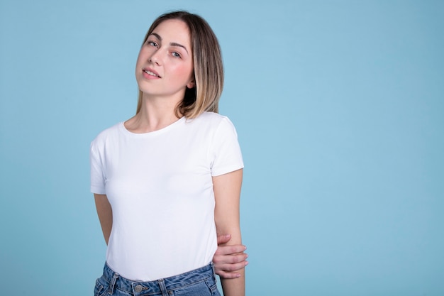 mujer, llevando, blanco, camisa, tiro medio