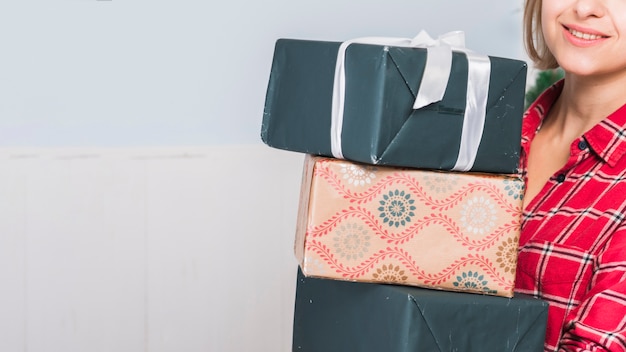 Mujer llevando cajas de regalo