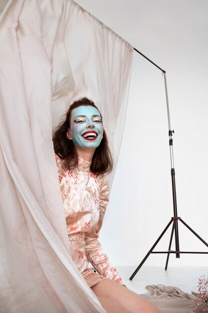 mujer, llevando, colorante, maquillaje