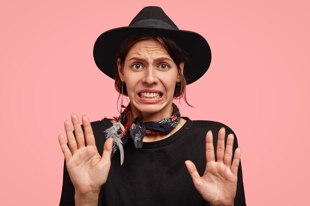 Mujer, llevando, elegante, sombrero negro