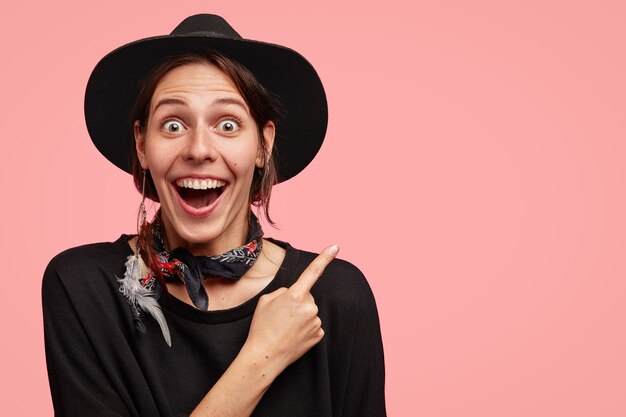 Mujer, llevando, elegante, sombrero negro