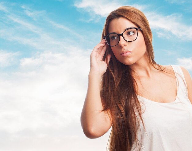 mujer llevando gafas con encanto.