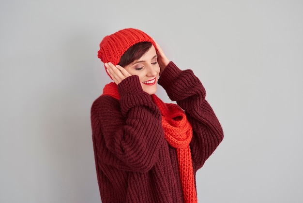 Mujer, llevando, gorra caliente, en, ella, cabeza