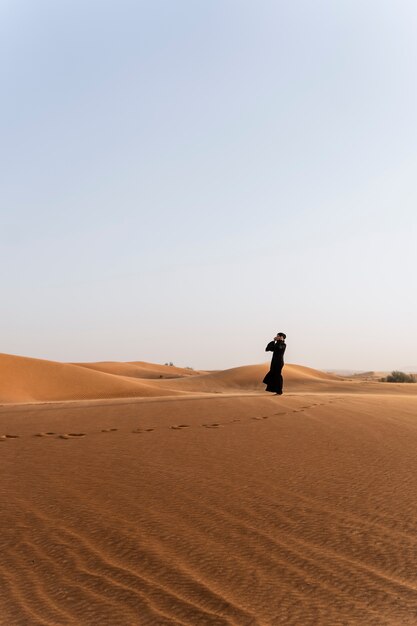 Mujer, llevando, hijab, en, el, desierto