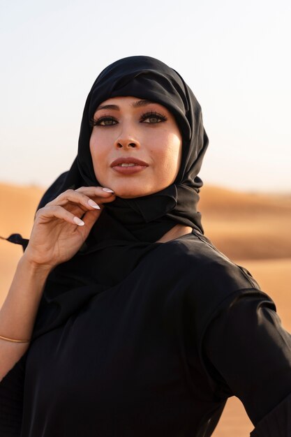 Mujer, llevando, hijab, en, el, desierto