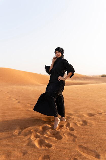 Mujer, llevando, hijab, en, el, desierto