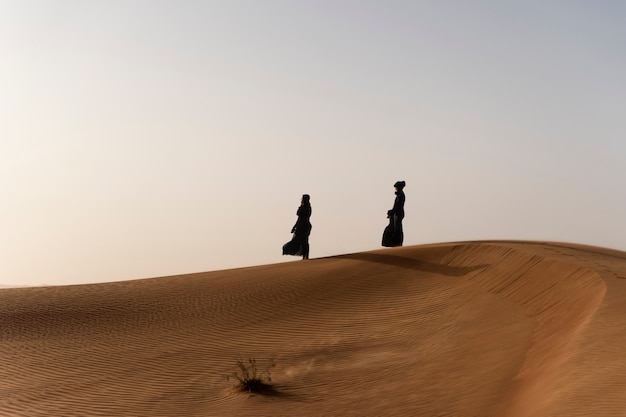 Mujer, llevando, hijab, en, el, desierto