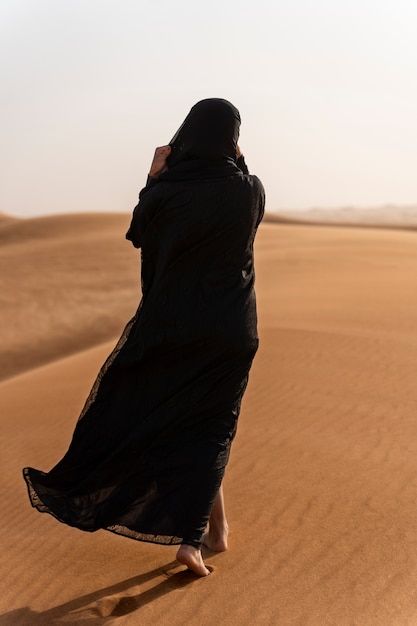 Foto gratuita mujer, llevando, hijab, en, el, desierto