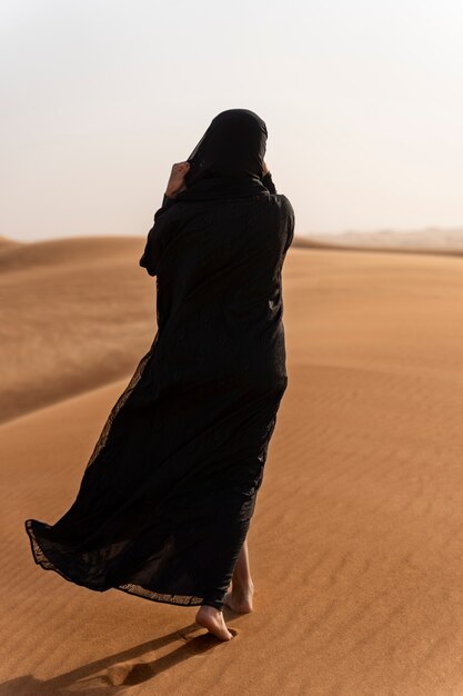 Mujer, llevando, hijab, en, el, desierto