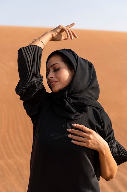 Mujer, llevando, hijab, en, el, desierto