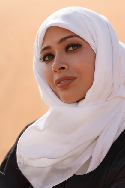 Mujer, llevando, hijab, en, el, desierto