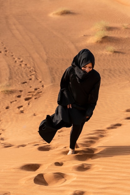 Mujer, llevando, hijab, en, el, desierto