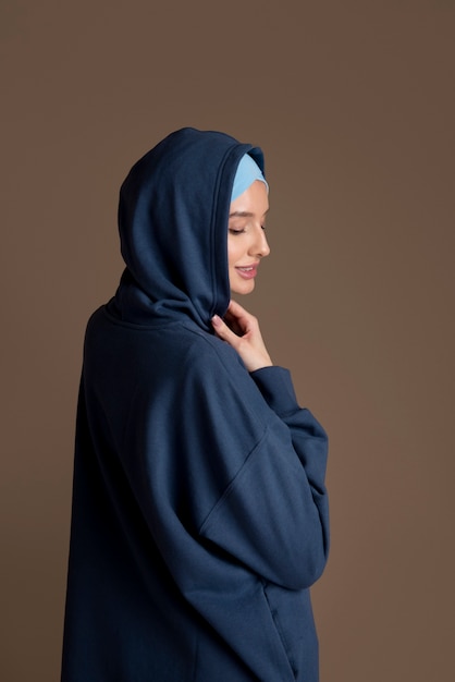Mujer, llevando, hijab, plano medio