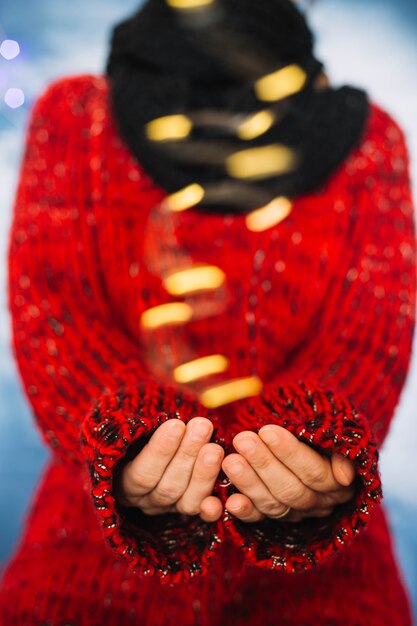 Mujer llevando jaqueta roja