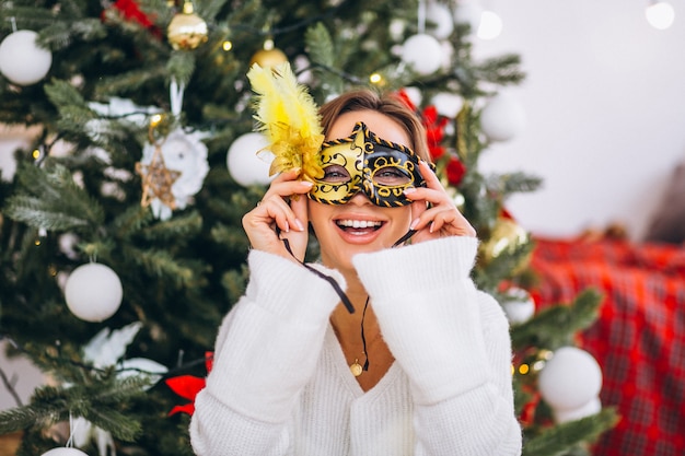 Mujer, llevando, máscara, en, navidad