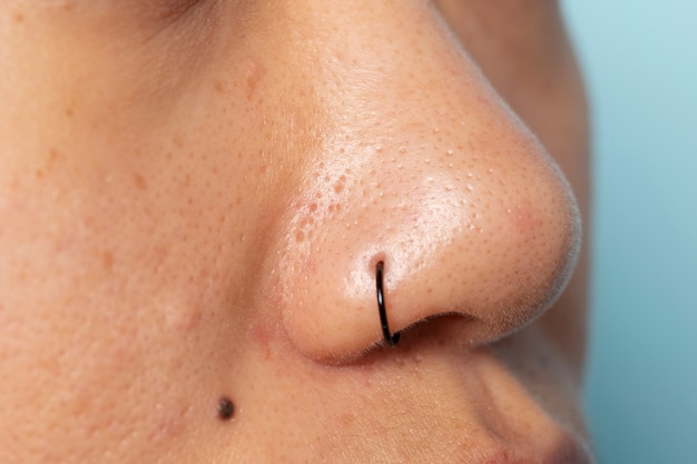 mujer, llevando, nariz, anillo, cicatrizarse