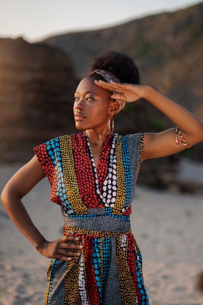 mujer, llevando, nativo, africano, ropa, en la playa