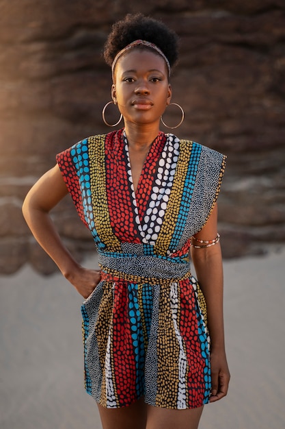 mujer, llevando, nativo, africano, ropa, en la playa