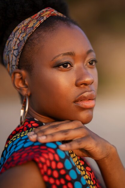 mujer, llevando, nativo, africano, ropa, en la playa