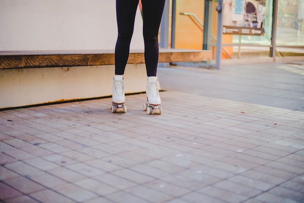 Mujer, llevando, rollerskates, posición, pavimento