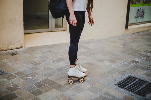 Mujer, llevando, rollerskates, posición, pavimento