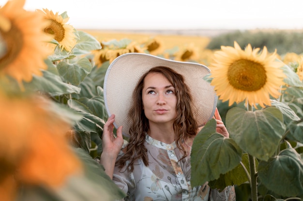 Mujer, llevando, sombrero, posar, en, campo