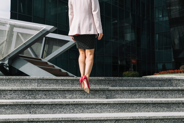 Foto gratuita mujer, llevando, tacones, caminar, escalera