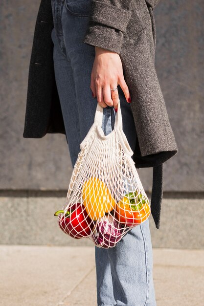 Mujer llevando verduras orgánicas