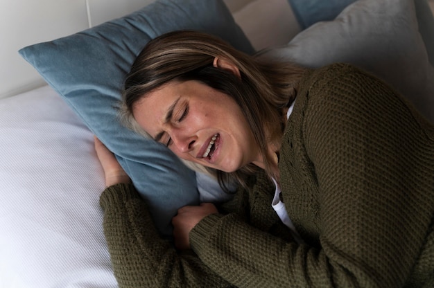 Foto gratuita mujer llorando en la cama después de una pelea