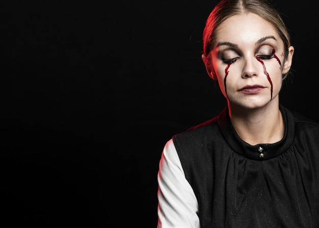 Mujer llorando con sangre falsa