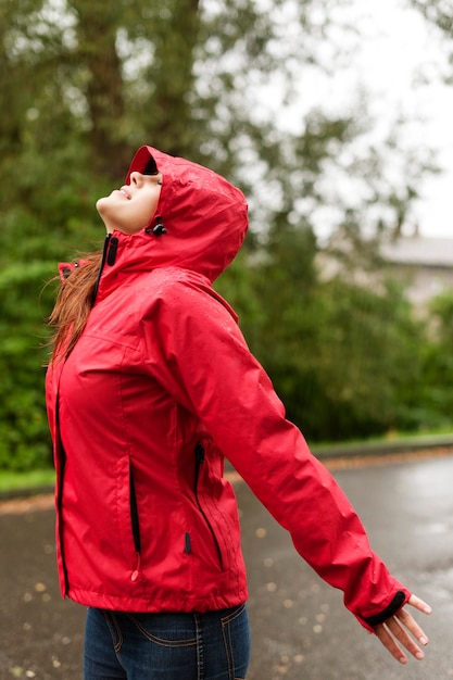 Mujer bajo la lluvia